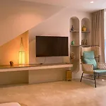 アパートホテル Azar Luxury Vlorë