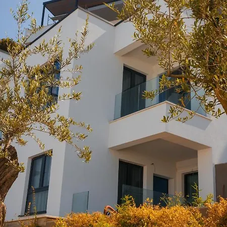 Azar Luxury Aparthotel