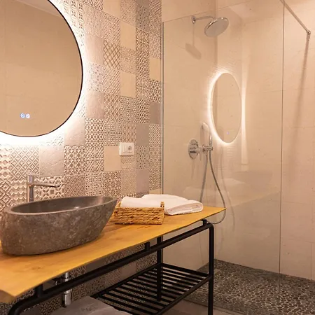 Azar Luxury 4* Vlorë