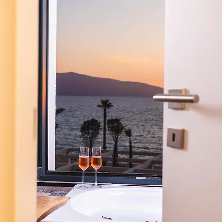 Azar Luxury Aparthotel