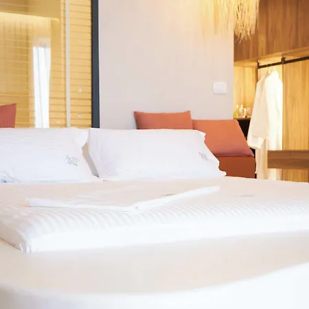 Azar Luxury Aparthotel 4*