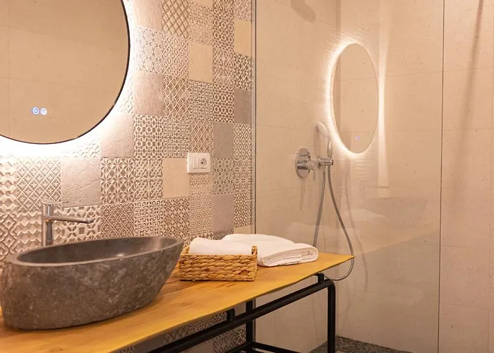 Azar Luxury 4* Vlorë