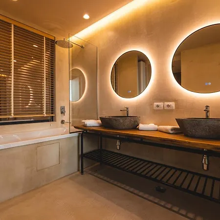 Azar Luxury 4* Vlorë
