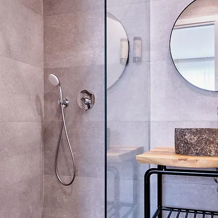 Azar Luxury Aparthotel Vlorë