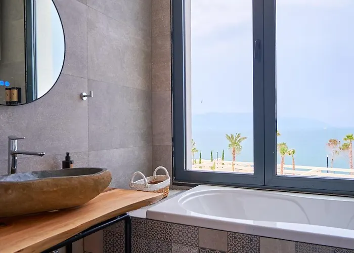 Azar Luxury 4* Vlorë