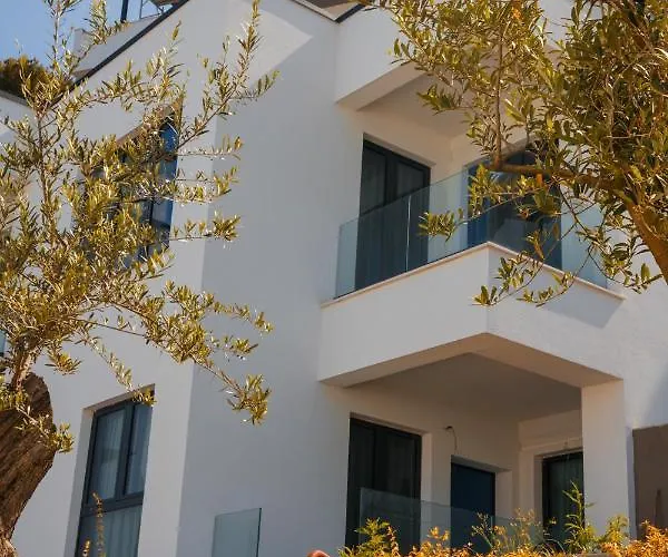 Azar Luxury Aparthotel