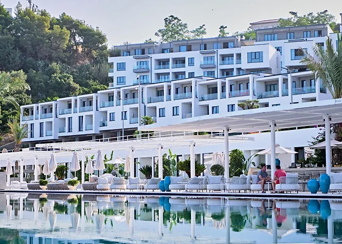 Azar Luxury Aparthotel 4*