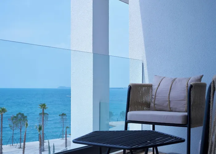 Azar Luxury Aparthotel 4*