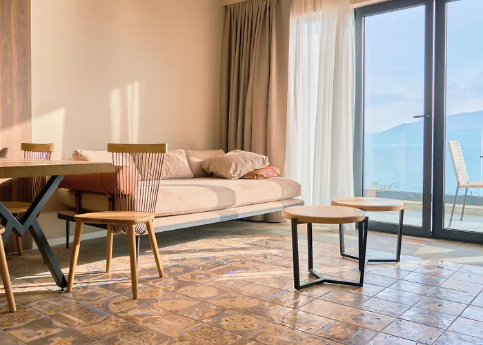 Azar Luxury 4* Vlorë