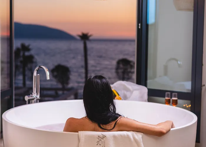 Azar Luxury Aparthotel